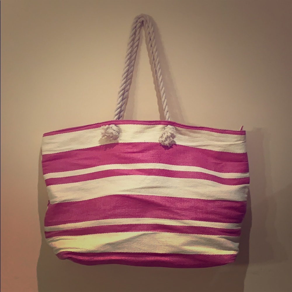 Pink-striped beach bag! 💗🤍💗🤍
